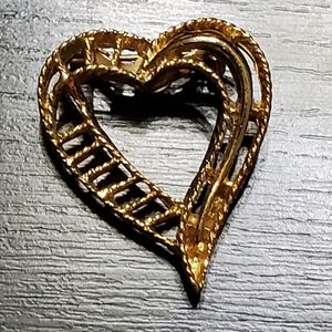 Vintage Gerry's Gold Tone Heart Brooch Pin Lapel Girlie Romantic Feminine Sweet